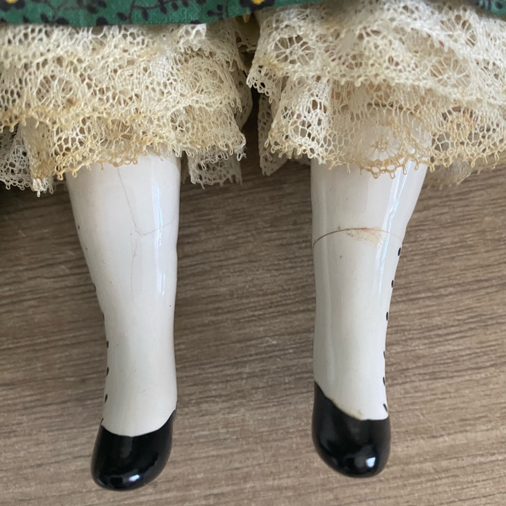 3 Vintage Porcelain Dolls in Green Dresses - Picture 6 of 14